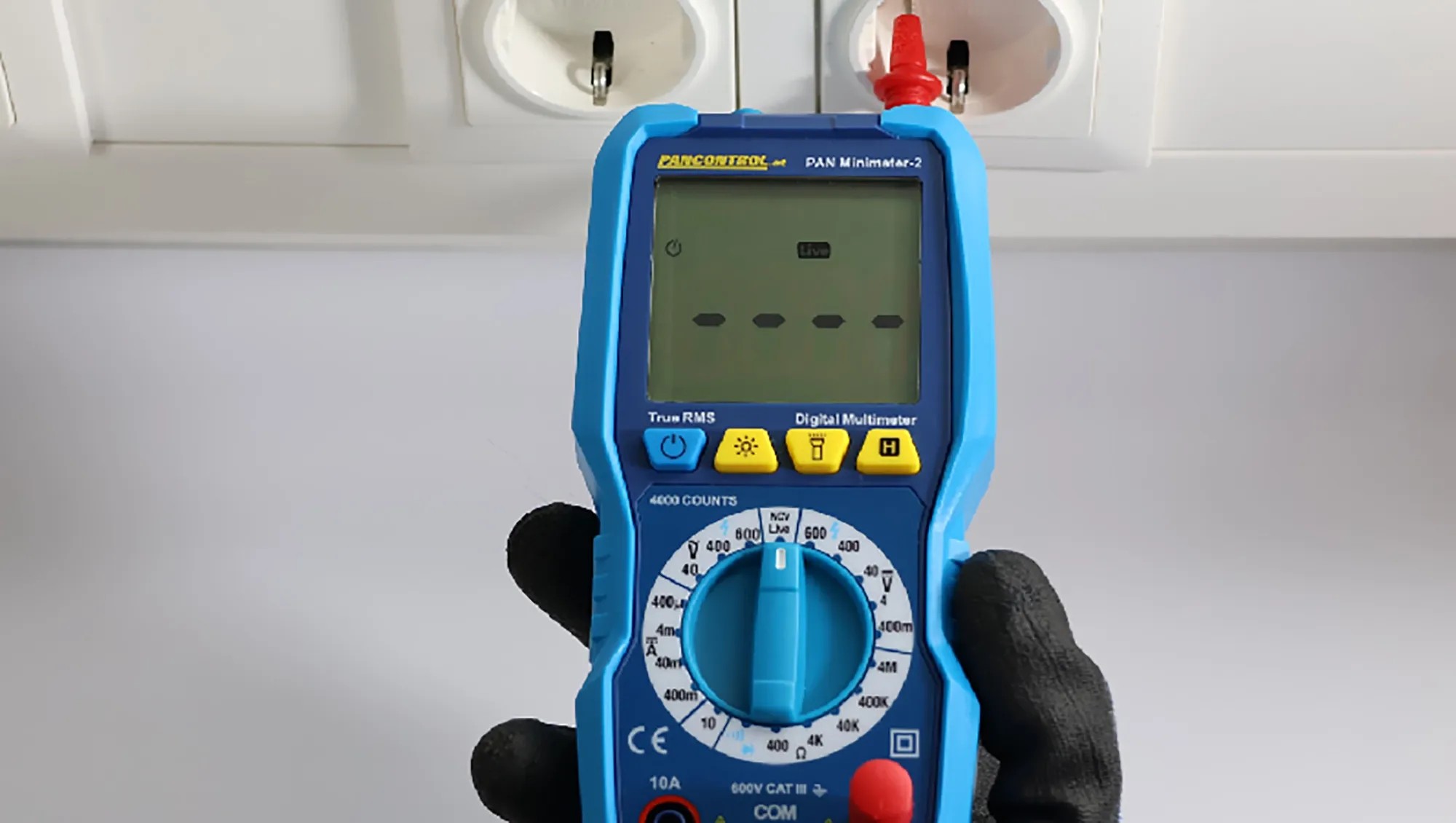 Digitální multimetr Pancontrol PAN Minimeter měří napětí v zásuvce. Digitální multimetr Pancontrol PAN Minimeter měří napětí v zásuvce.