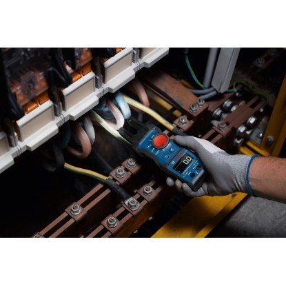 Krimpovací měřič proudu Bosch Professional GFM 1000-15 při použití na elektrických kabelech. Krimpovací měřič proudu Bosch Professional GFM 1000-15 při použití na elektrických kabelech.