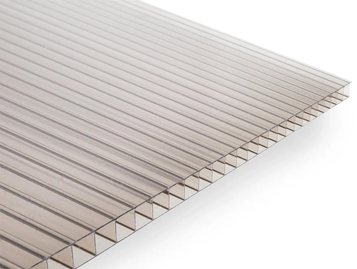 Průhledný hnědý plastový střešní panel. Průhledný hnědý plastový střešní panel.