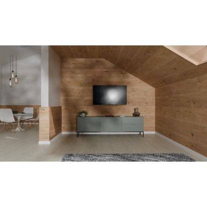 Obývací pokoj s dekoračními panely Egger Decowall DO008 Loveland dub na stěně a šikmém stropě. Obývací pokoj s dekoračními panely Egger Decowall DO008 Loveland dub na stěně a šikmém stropě.