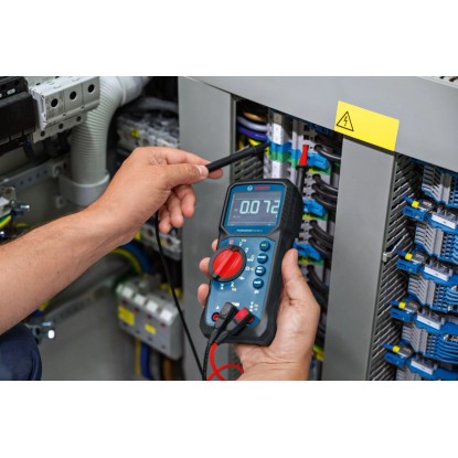 Digitální multimetr Bosch Professional GDM 600-15 při měření v rozvaděči. Digitální multimetr Bosch Professional GDM 600-15 při měření v rozvaděči.