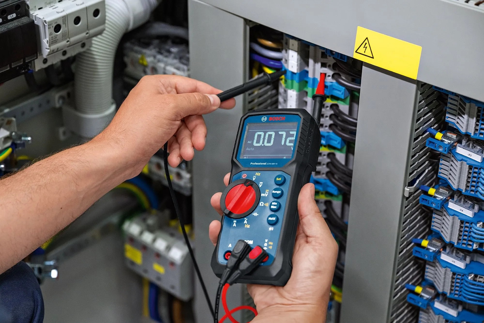 Digitální multimetr Bosch Professional GDM 600-15 při měření v rozvaděči. Digitální multimetr Bosch Professional GDM 600-15 při měření v rozvaděči.