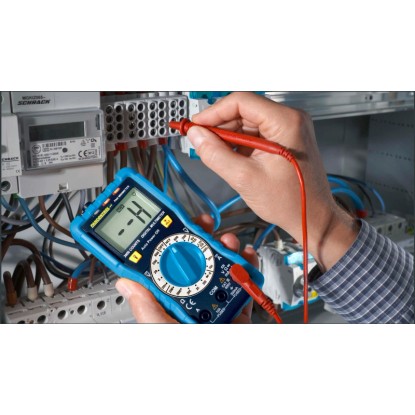 Ruka s měřicím přístrojem Pan Minimeter při zkoušce napětí na rozvodné skříni. Ruka s měřicím přístrojem Pan Minimeter při zkoušce napětí na rozvodné skříni.