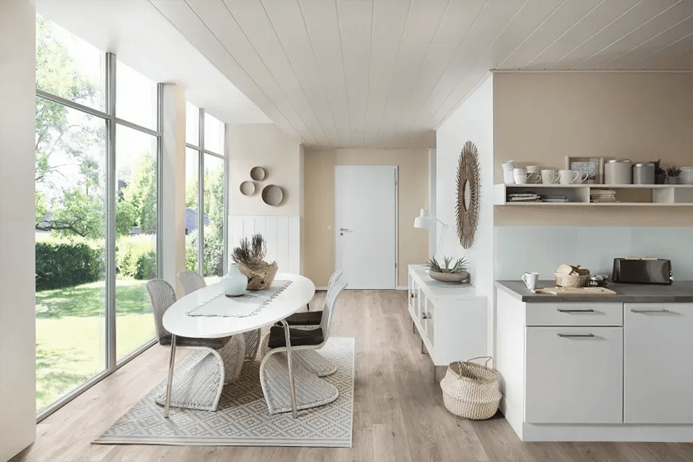 Světlý pokoj s obkladem stěn a stropů Kronoflooring dekor bříza bílá. Světlý pokoj s obkladem stěn a stropů Kronoflooring dekor bříza bílá.