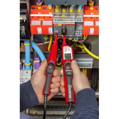 Digitální zkoušečka napětí Duspol při použití na elektrickém systému. Digitální zkoušečka napětí Duspol při použití na elektrickém systému.