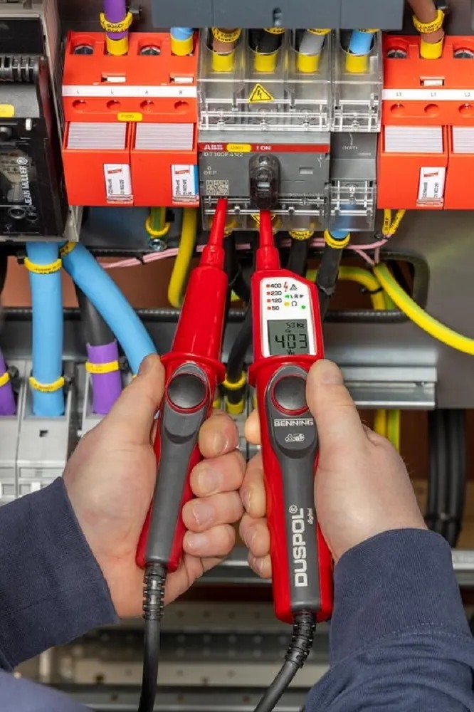 Digitální zkoušečka napětí Duspol při použití na elektrickém systému. Digitální zkoušečka napětí Duspol při použití na elektrickém systému.