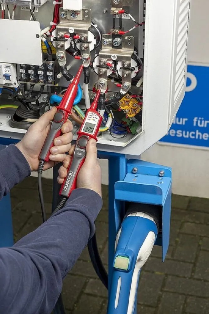 Použití digitálního zkoušečky napětí Duspol na nabíjecí stanici pro elektromobily. Použití digitálního zkoušečky napětí Duspol na nabíjecí stanici pro elektromobily.