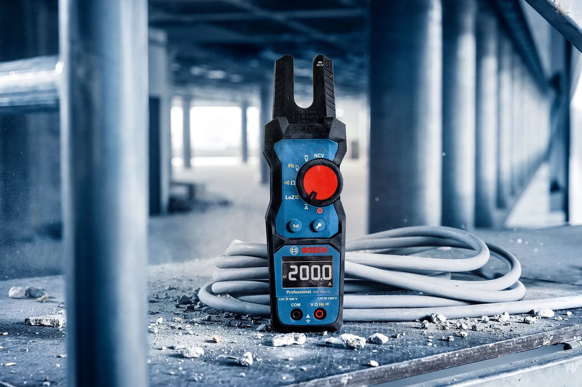 Vidlicový ampérmetr Bosch Professional GFM 1000-15 pro měření střídavého proudu a napětí. Vidlicový ampérmetr Bosch Professional GFM 1000-15 pro měření střídavého proudu a napětí.