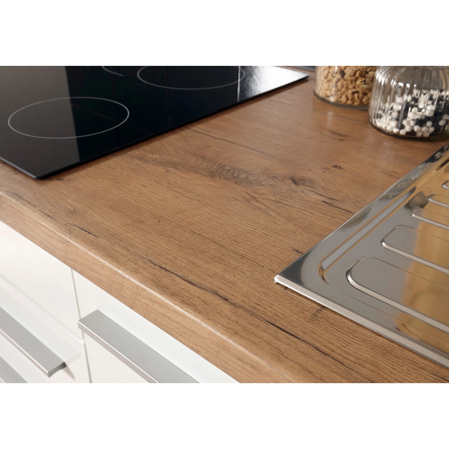 Detailní záběr: Kuchyňská linka Respekta Premium 320 cm, bílá lesklá čela, pracovní deska divoký dub, dřez a varná deska. Detailní záběr: Kuchyňská linka Respekta Premium 320 cm, bílá lesklá čela, pracovní deska divoký dub, dřez a varná deska.