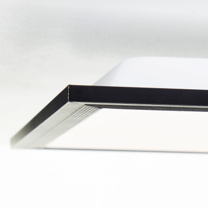 Detail: Černé LED stropní svítidlo Briston, 100x25 cm, pro chodbu a předsíň. Detail: Černé LED stropní svítidlo Briston, 100x25 cm, pro chodbu a předsíň.