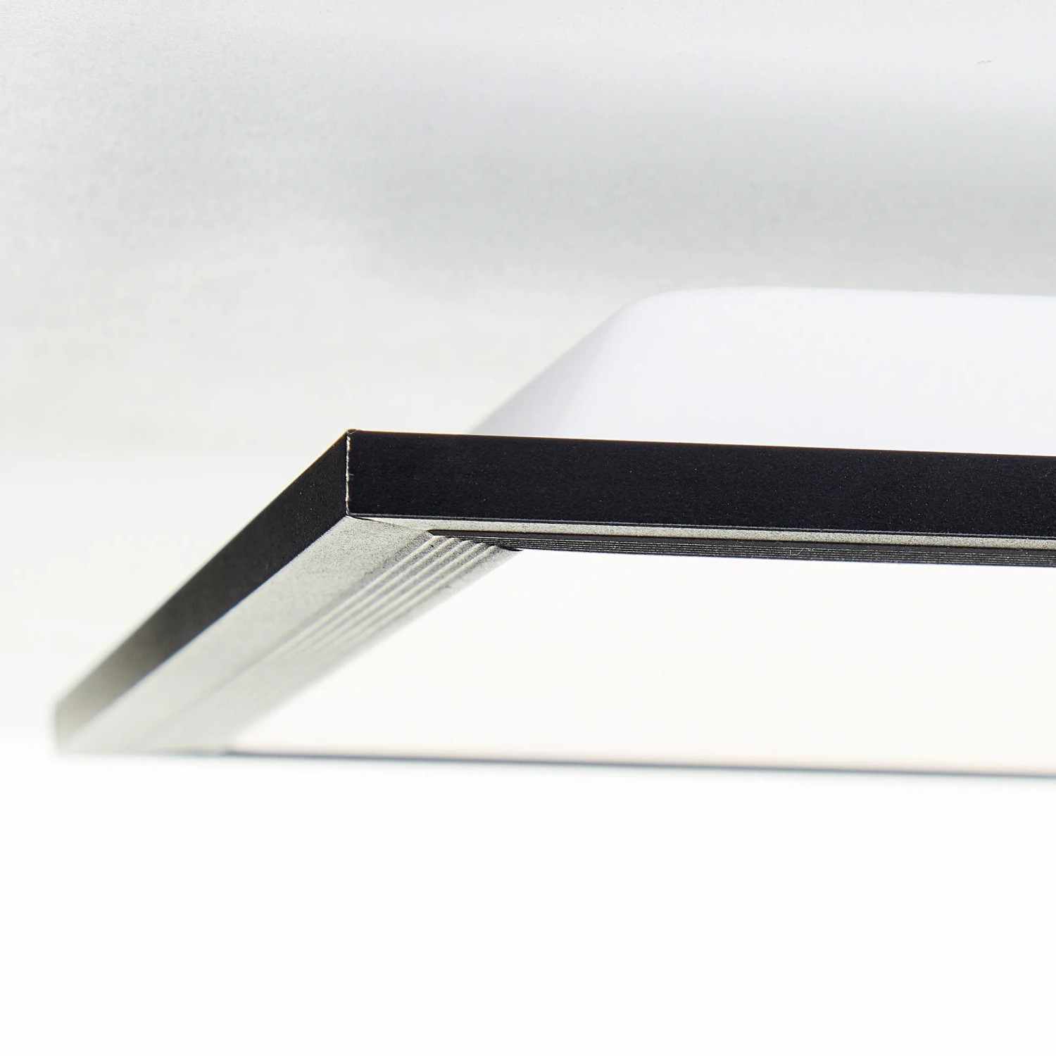 Detail: Černé LED stropní svítidlo Briston, 100x25 cm, pro chodbu a předsíň. Detail: Černé LED stropní svítidlo Briston, 100x25 cm, pro chodbu a předsíň.