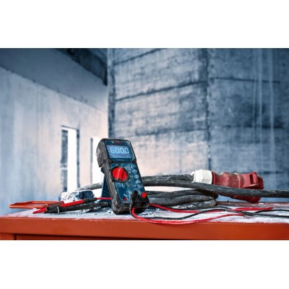 Digitální multimetr Bosch Professional GDM 600-15 s měřicími kabely. Digitální multimetr Bosch Professional GDM 600-15 s měřicími kabely.