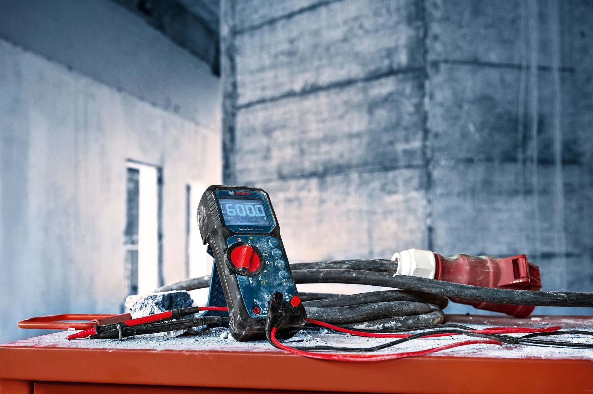 Digitální multimetr Bosch Professional GDM 600-15 s měřicími kabely. Digitální multimetr Bosch Professional GDM 600-15 s měřicími kabely.