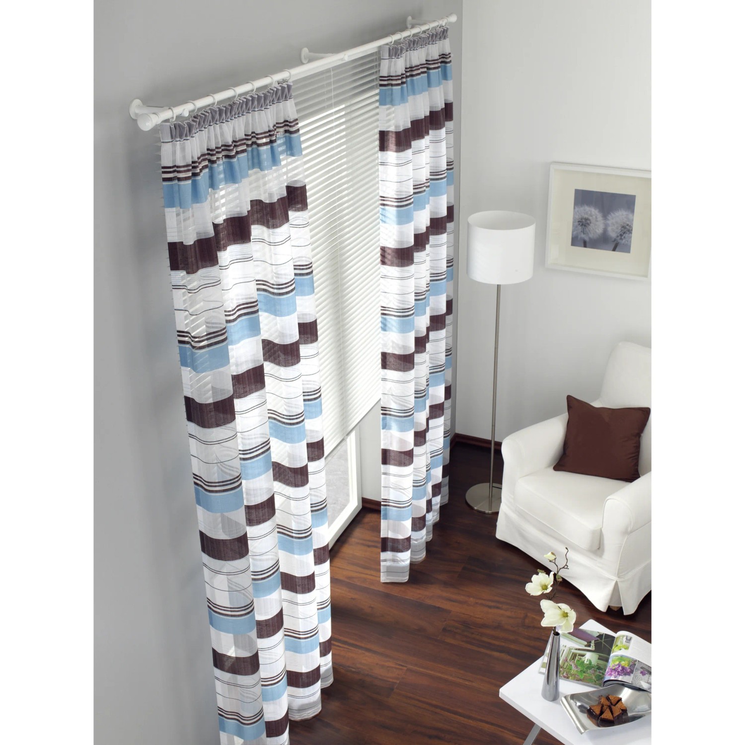 Záclonová tyč Gardinia Chicago, Ø 20 mm, bílá, 160 cm s pruhovanými závěsy v obývacím pokoji. Záclonová tyč Gardinia Chicago, Ø 20 mm, bílá, 160 cm s pruhovanými závěsy v obývacím pokoji.