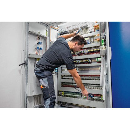 Elektrikář kontroluje napětí pomocí zkoušečky Bosch Professional GVT 1000-15 na rozvaděči. Elektrikář kontroluje napětí pomocí zkoušečky Bosch Professional GVT 1000-15 na rozvaděči.