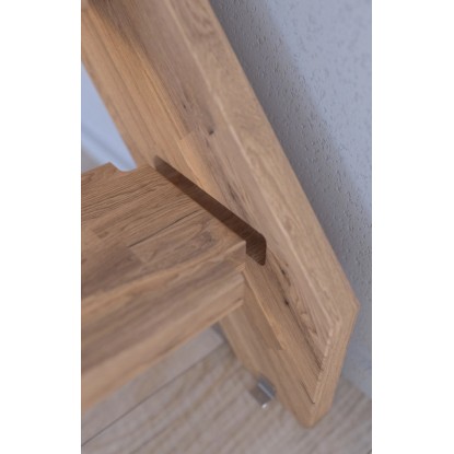 Detailní záběr: Přímé schodiště StarWood Rhodos dub s podstupnicemi a dřevěným designovým zábradlím vlevo. Detailní záběr: Přímé schodiště StarWood Rhodos dub s podstupnicemi a dřevěným designovým zábradlím vlevo.