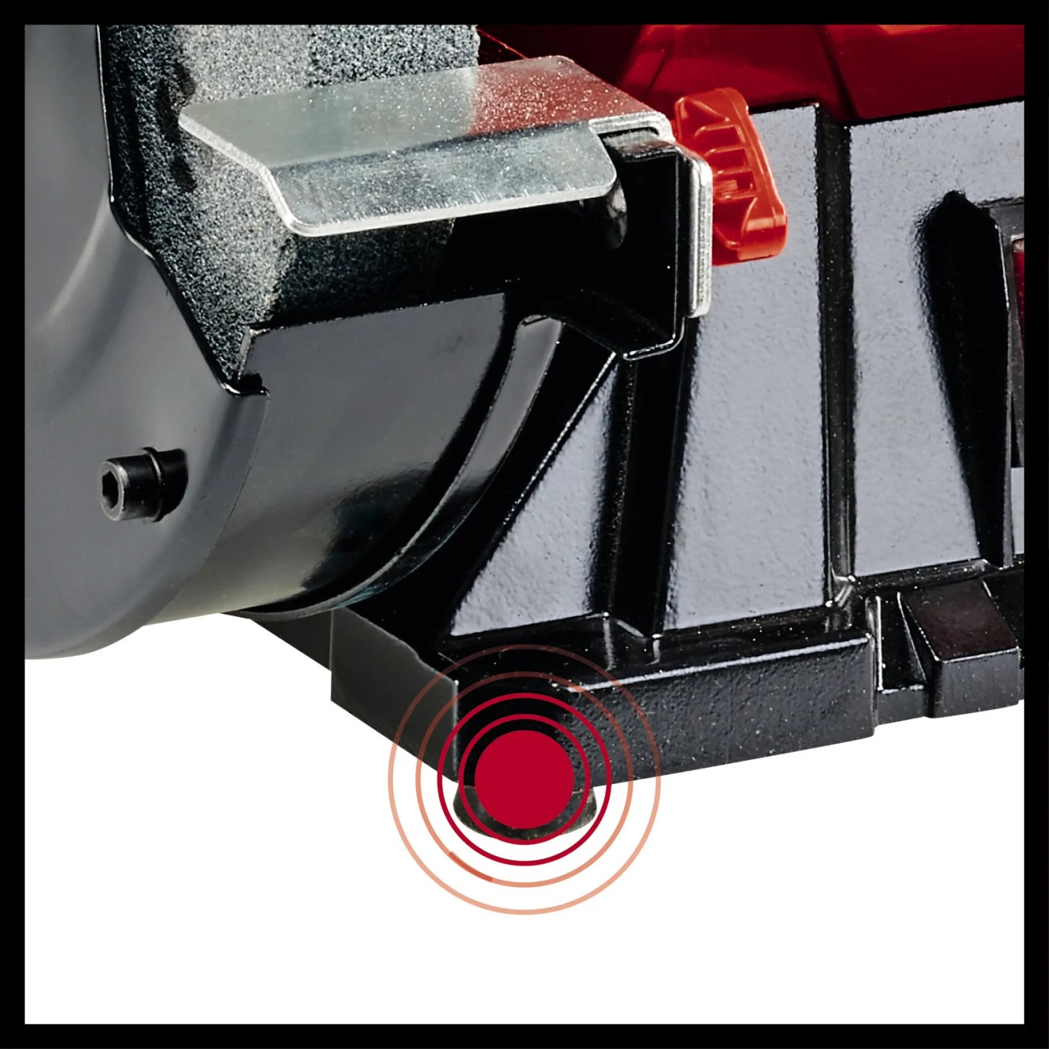 Detail brusky Einhell TC-BG 200 L s gumovou nohou pro provoz s nízkými vibracemi. Detail brusky Einhell TC-BG 200 L s gumovou nohou pro provoz s nízkými vibracemi.