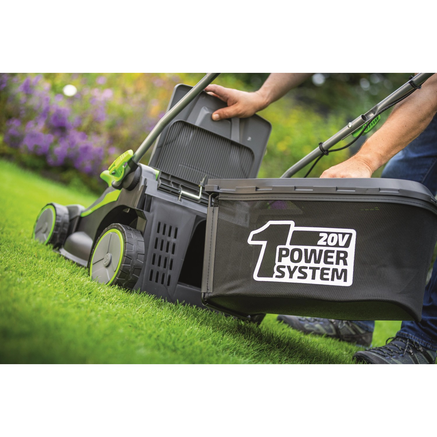 Akumulátorová sekačka LUX-TOOLS A-RM-2x20/37 se sadou baterií a sběrným košem na trávě. Akumulátorová sekačka LUX-TOOLS A-RM-2x20/37 se sadou baterií a sběrným košem na trávě.