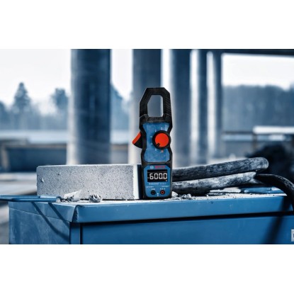 Klecové měřicí kleště Bosch Professional GMC 600-15 v modro-černé barvě s červeným otočným knoflíkem. Klecové měřicí kleště Bosch Professional GMC 600-15 v modro-černé barvě s červeným otočným knoflíkem.