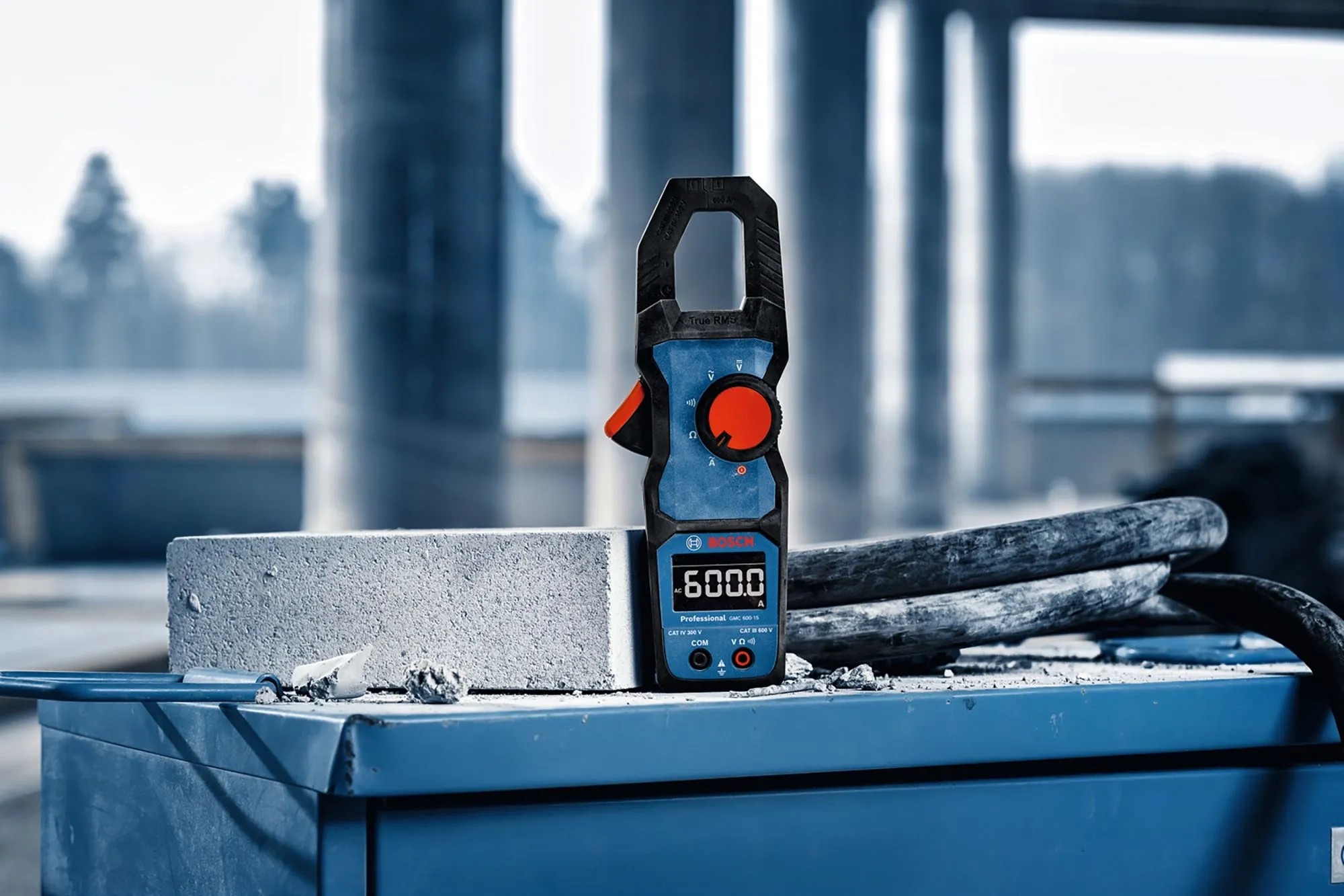Klecové měřicí kleště Bosch Professional GMC 600-15 v modro-černé barvě s červeným otočným knoflíkem. Klecové měřicí kleště Bosch Professional GMC 600-15 v modro-černé barvě s červeným otočným knoflíkem.