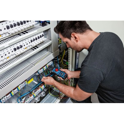 Elektrikář měří proud pomocí vidlicového ampérmetru Bosch Professional GFM 1000-15 na rozvaděči. Elektrikář měří proud pomocí vidlicového ampérmetru Bosch Professional GFM 1000-15 na rozvaděči.