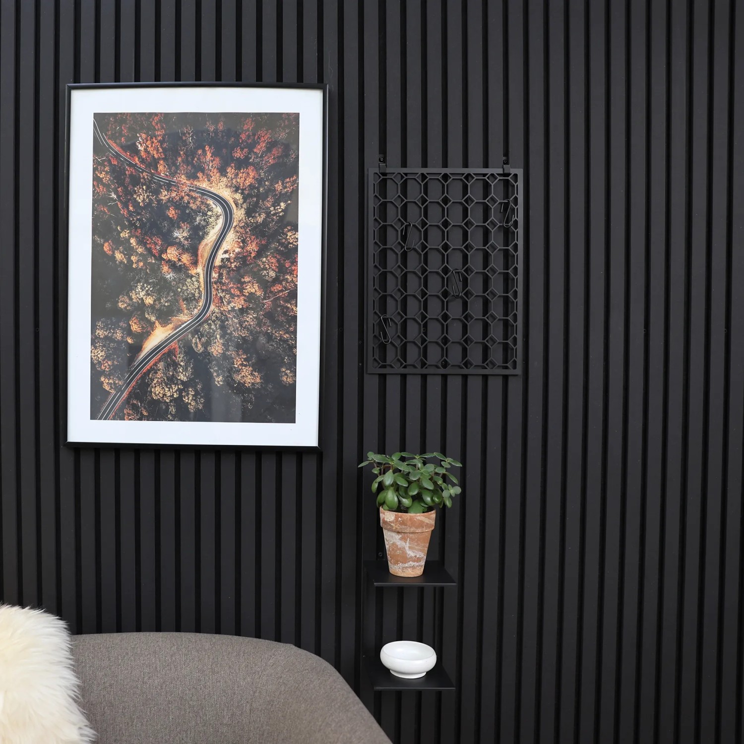 Úložná mřížka Denpanels se 4 háčky, černá, pro montáž na akustické panely. Úložná mřížka Denpanels se 4 háčky, černá, pro montáž na akustické panely.