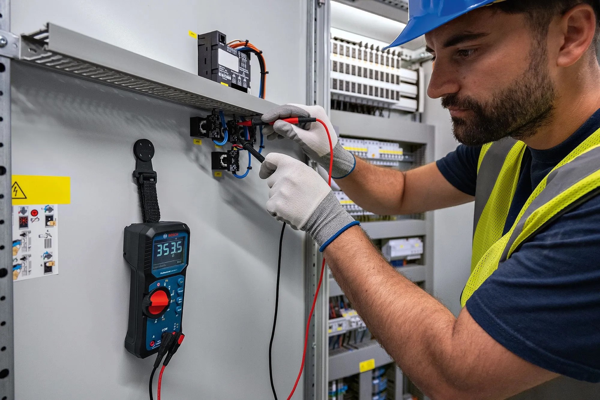 Elektrikář měří napětí pomocí digitálního multimetru Bosch Professional GDM 600-15. Elektrikář měří napětí pomocí digitálního multimetru Bosch Professional GDM 600-15.