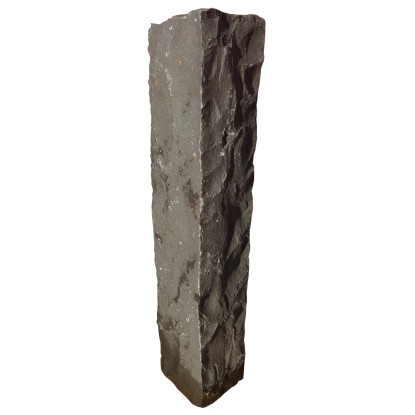 Černá bazaltová palisáda, tryskaný povrch, 12x12x75 cm, pro zahradní design. Černá bazaltová palisáda, tryskaný povrch, 12x12x75 cm, pro zahradní design.