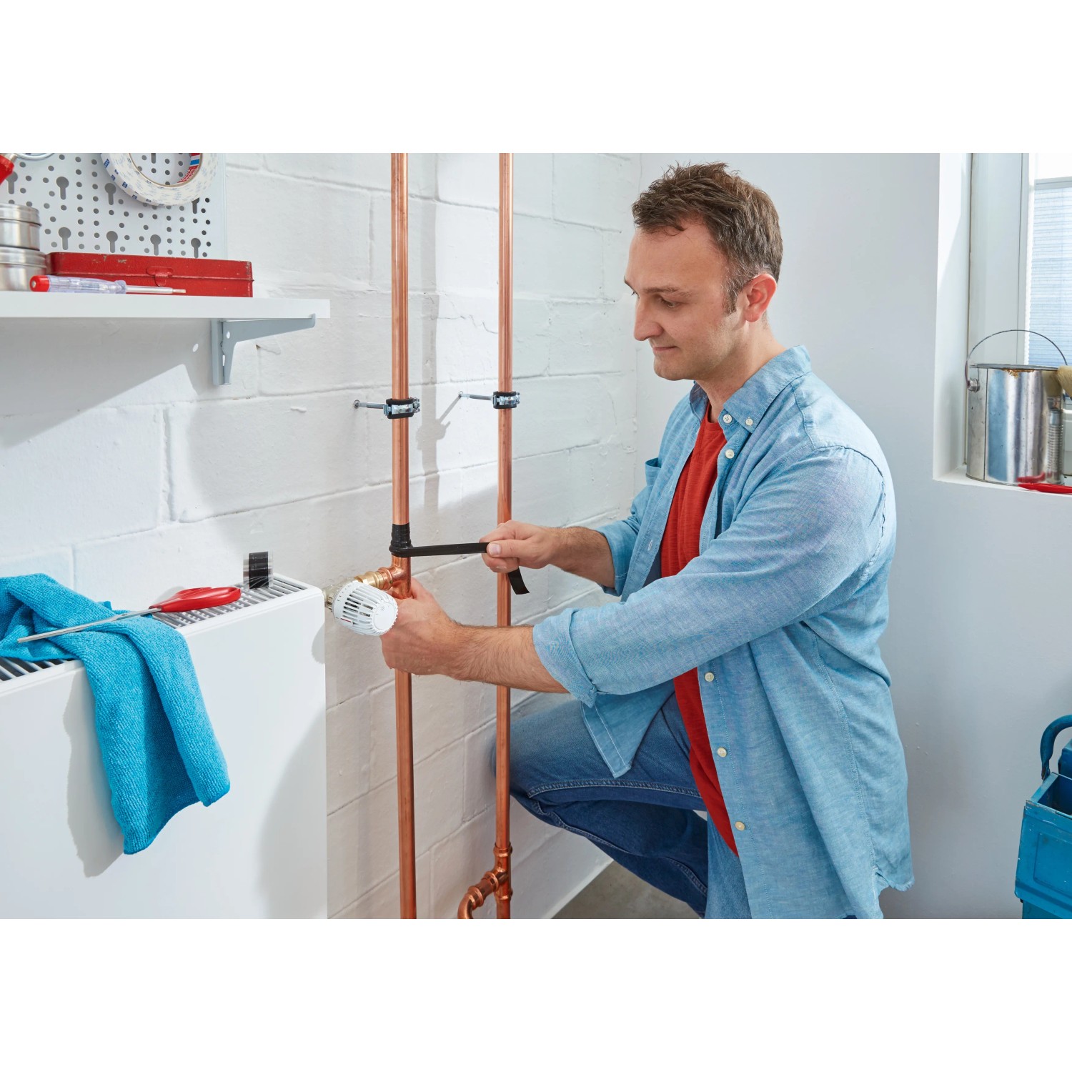 Aplikace Tesa extra Power Repair Tape Extreme Repair Black na topné potrubí. Aplikace Tesa extra Power Repair Tape Extreme Repair Black na topné potrubí.