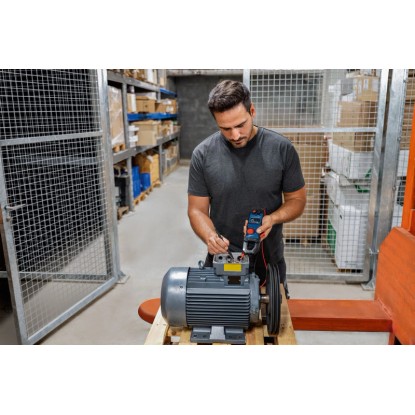 Elektrikář měří elektromotor klešťovým multimetrem Bosch Professional GMC 600-15. Přesný, robustní měřicí nástroj. Elektrikář měří elektromotor klešťovým multimetrem Bosch Professional GMC 600-15. Přesný, robustní měřicí nástroj.