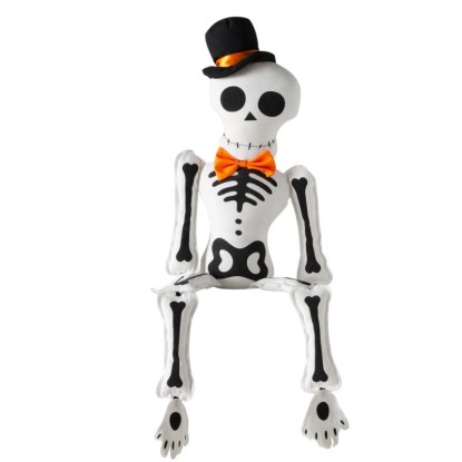 Boltze sedící kostra, 80 cm, bílá s černým kloboukem a oranžovým motýlkem. Ideální Halloween dekorace. Boltze sedící kostra, 80 cm, bílá s černým kloboukem a oranžovým motýlkem. Ideální Halloween dekorace.