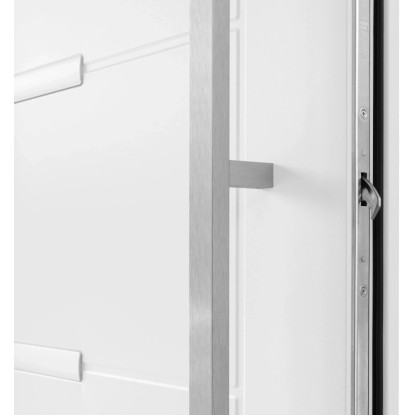 Detail: Bílé vchodové dveře Thermospace Oslo Prime s nerezovou klikou a vícebodovým zámkem. Detail: Bílé vchodové dveře Thermospace Oslo Prime s nerezovou klikou a vícebodovým zámkem.