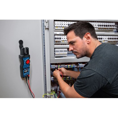 Vidlicový ampérmetr Bosch Professional GFM 1000-15 v provozu s elektrikářem u rozvaděče. Vidlicový ampérmetr Bosch Professional GFM 1000-15 v provozu s elektrikářem u rozvaděče.