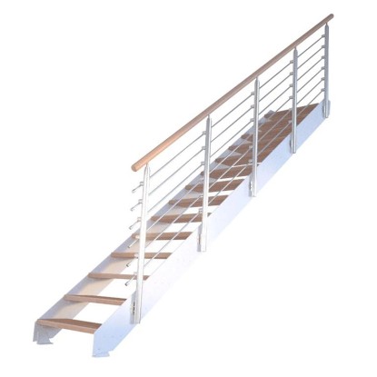 Schodiště Kos se 14 bukovými stupni, bílým designovým zábradlím a kovovými bočnicemi. Ideální pro váš domov. Schodiště Kos se 14 bukovými stupni, bílým designovým zábradlím a kovovými bočnicemi. Ideální pro váš domov.
