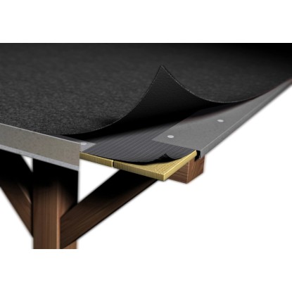 Hliníková okapnička (řez 250 mm x 1000 mm) namontovaná na střeše, detailní pohled. Hliníková okapnička (řez 250 mm x 1000 mm) namontovaná na střeše, detailní pohled.