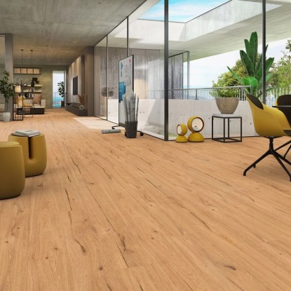 Nainstalovaná vinylová podlaha Classen Designboden Prime Oak Eiche v moderním obývacím pokoji.