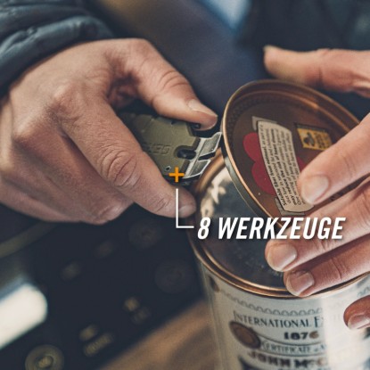 Multitool Gerber Prybrid Utility otevírá plechovku. Kompaktní nástroj s 8 funkcemi.