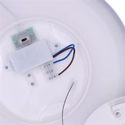 Vnitřní pohled na bílé stropní svítidlo t.b.t. s elektronikou a kabeláží.