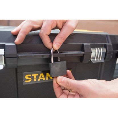 Detail mobilního montážního boxu Stanley Essential s visacím zámkem.