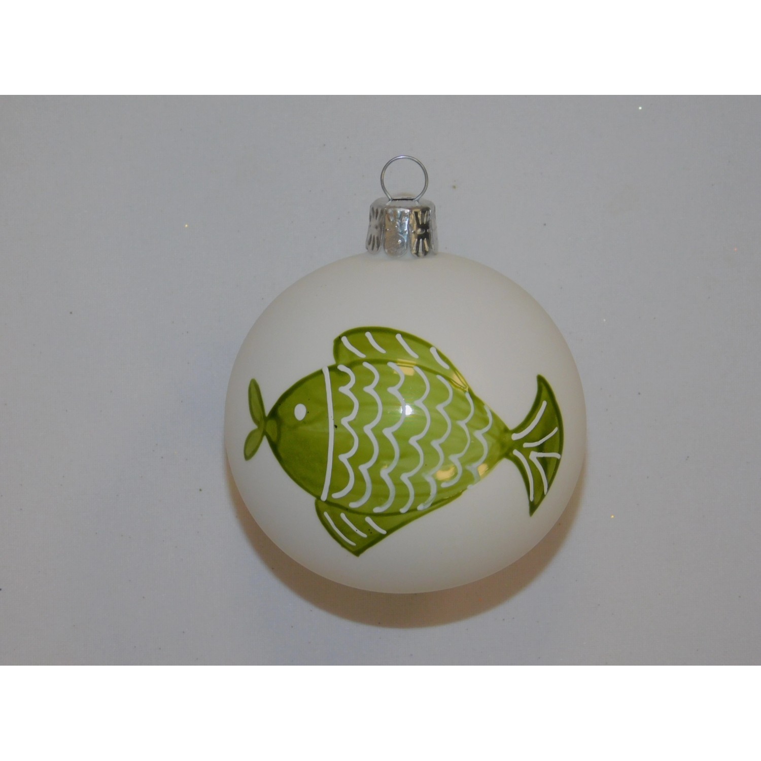 ONREX Vánoční ozdoba skleněná koule bílá ryba pr. 7 cm