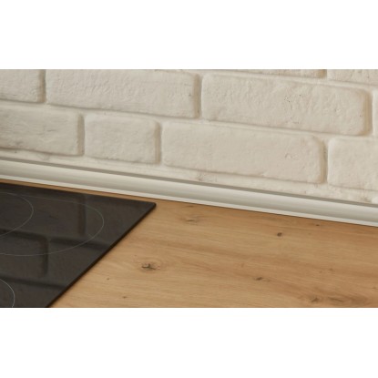 Detailní pohled: Pracovní deska a varná deska kuchyňské linky Respekta Marleen v provedení Artisan Oak a Matt Grey.
