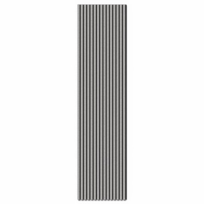 Akustický panel v betonově šedé barvě s černými akustickými plstěnými proužky na stěny a stropy, výška 240 cm.