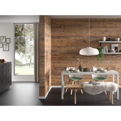 Jídelna s nástěnnými panely Egger DecoWall v přírodním smrku. Dekorativní panely se vzhledem dřeva pro design stěn.