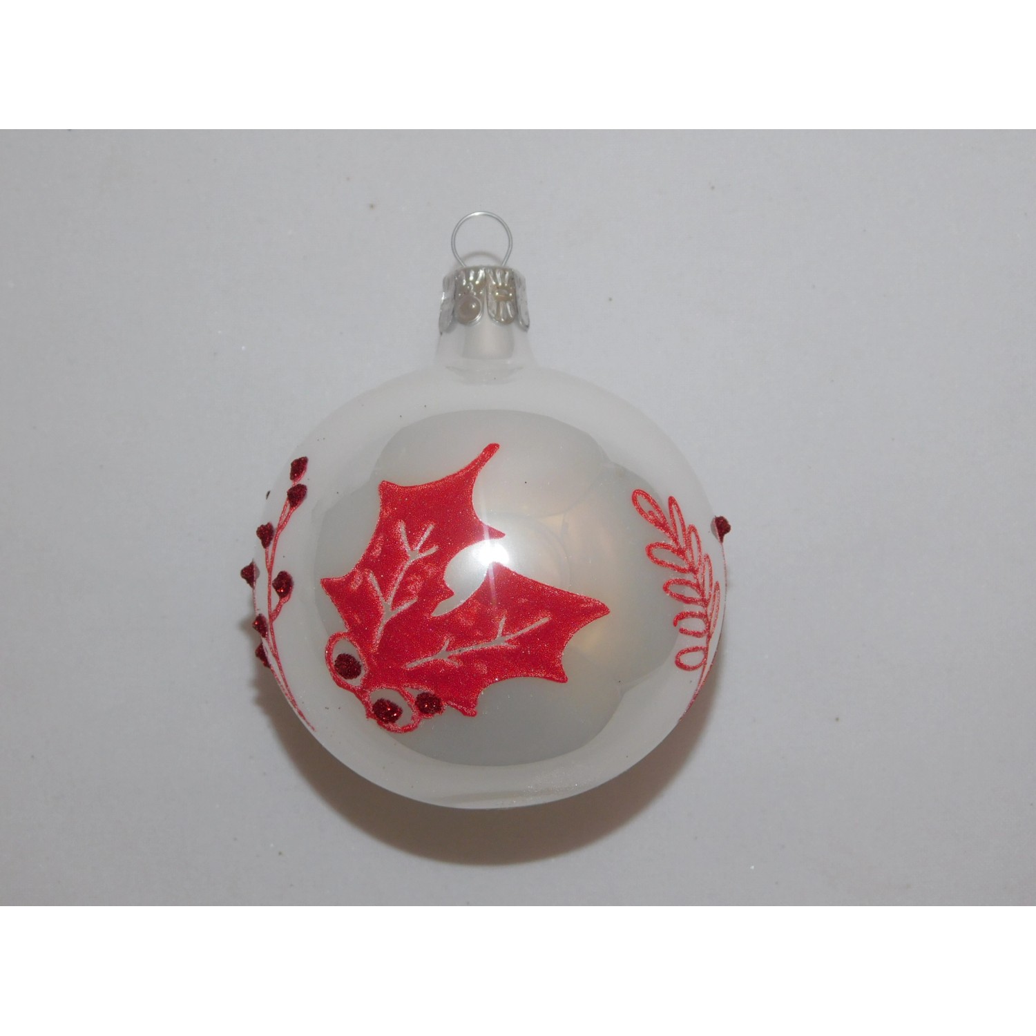 ONREX Vánoční ozdoba skleněná koule červená/bílá cesmína pr. 8 cm