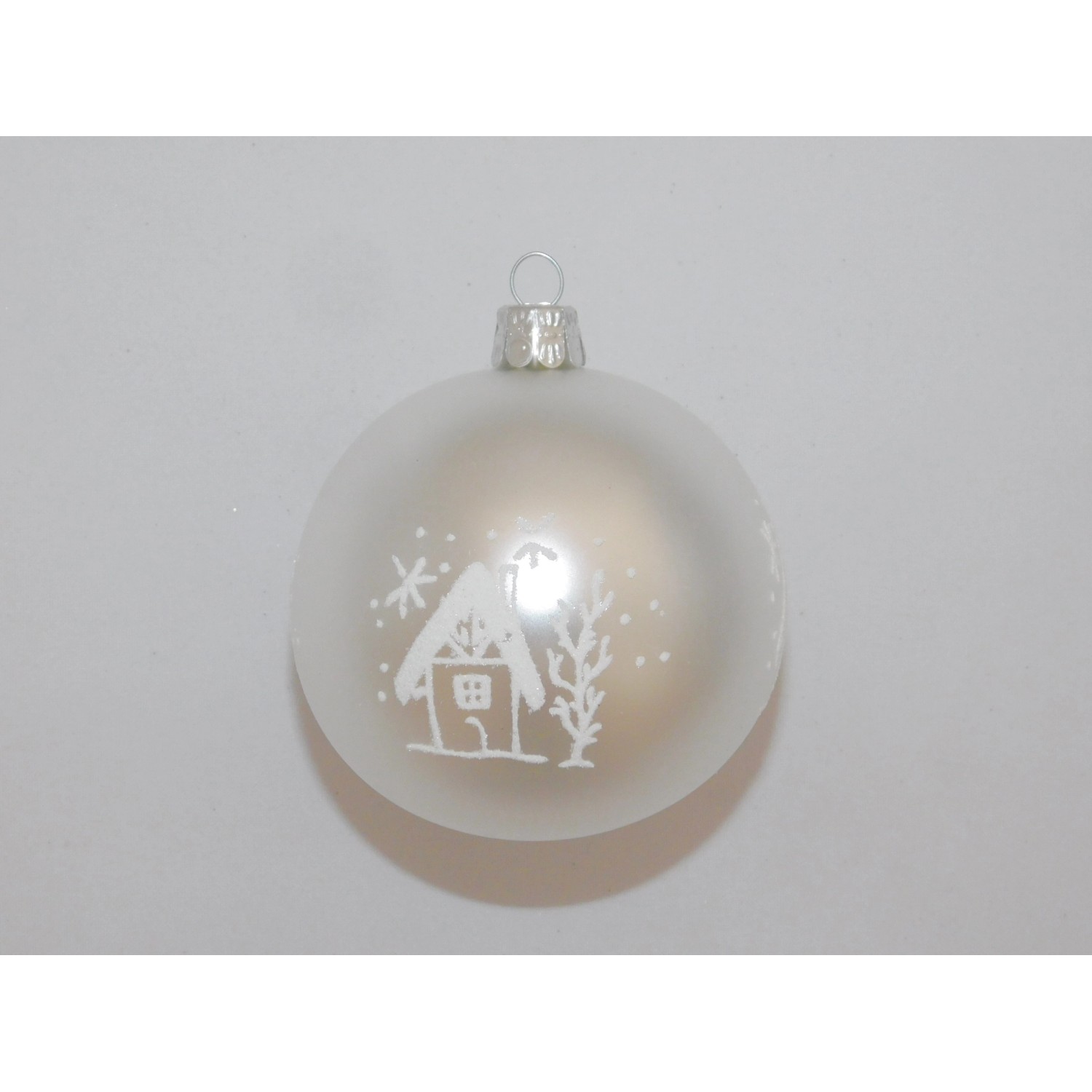 ONREX Vánoční ozdoba skleněná koule bílá domečky pr. 8 cm