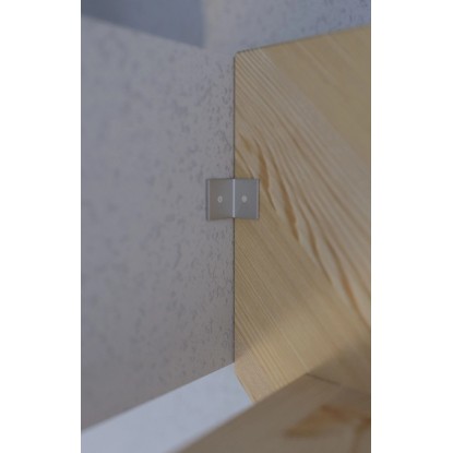 Detail: Smrkové schodiště StarWood Korfu, točité, s nerezovým zábradlím.
