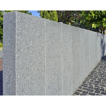 Šedé žulové palisády jako obruby v zahradě, řezané a plamenované.