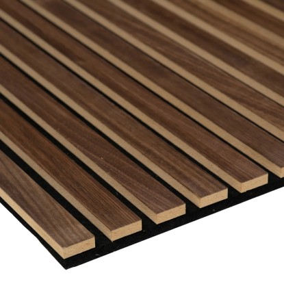Akustický panel obklad stěn ořech olejovaný na černé akustické plsti, detailní pohled.