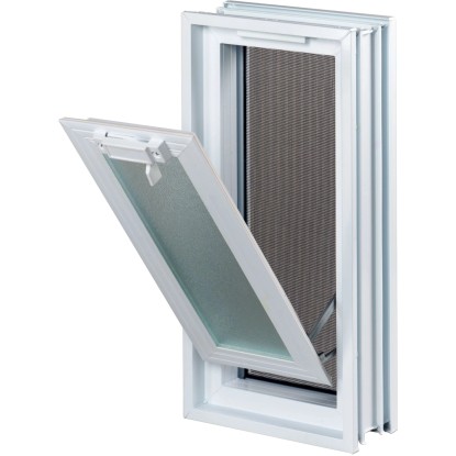 Bílé ventilační okno se sítí proti hmyzu pro skleněné tvárnice, zobrazeno otevřené.