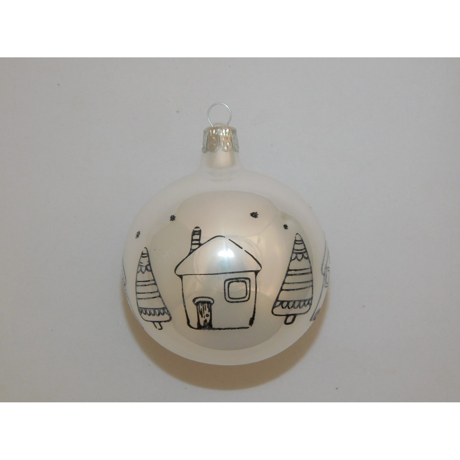 ONREX Vánoční ozdoba skleněná koule bílá vesnice pr. 8 cm